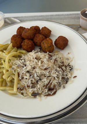 Une photo de Boulettes de poisson avec haricots blancs et riz