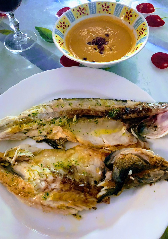 Una foto de Lubina salvaje a la plancha