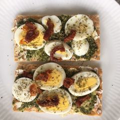 A picture of Eggs and crisp bread.