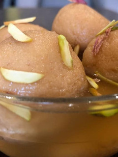 A picture of Gur Ke Rasgulle(Jaggery Rasgulla).