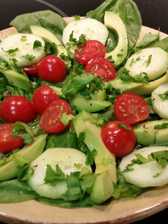 Una foto de Ensalada de espinacas con aguacate