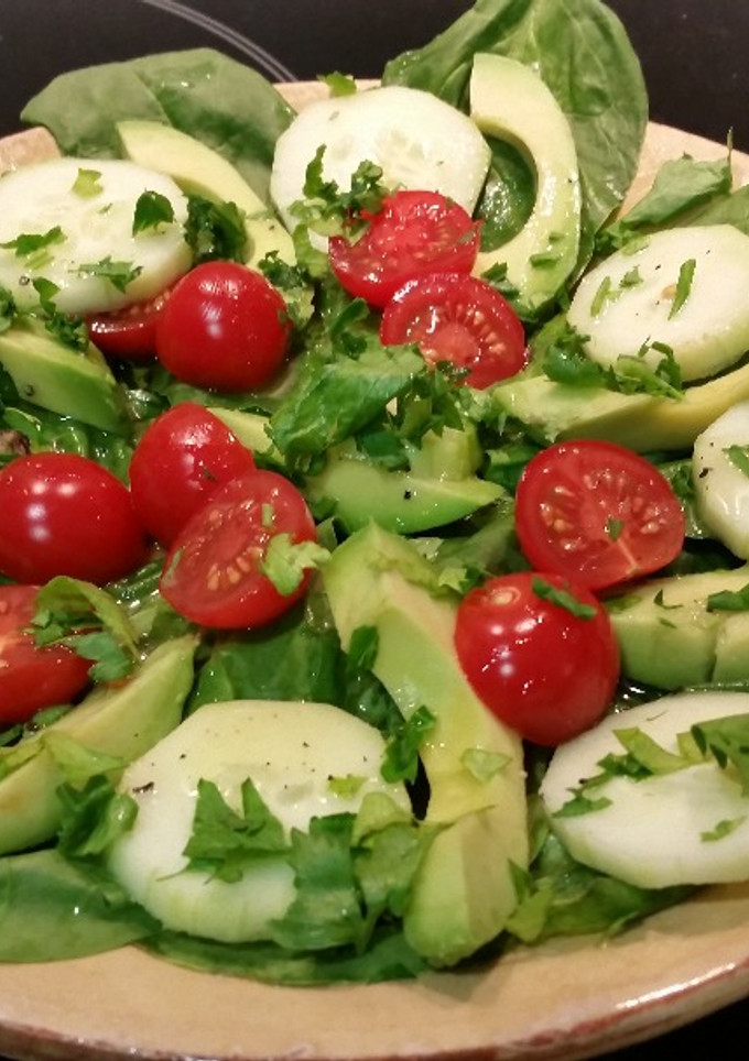 Una foto de Ensalada de espinacas con aguacate
