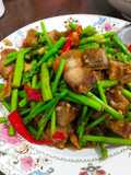 ผัดหมูกรอบใส่หน่อไม้ฝรั่ง