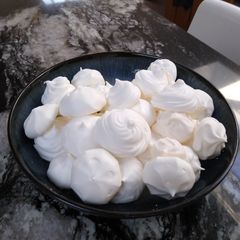 A picture of Cloud-like meringue cookies.