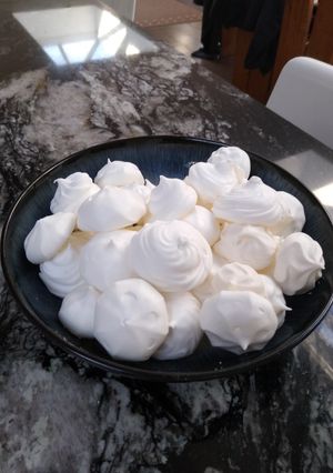 A picture of Cloud-like meringue cookies.