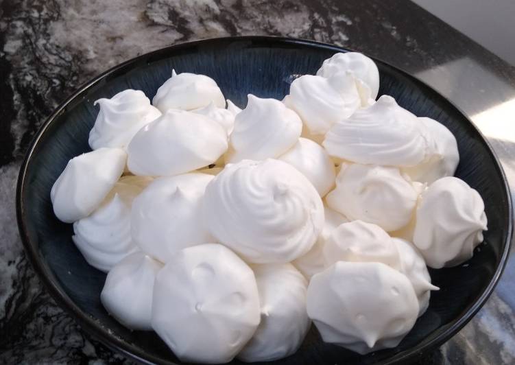 Cloud-like meringue cookies