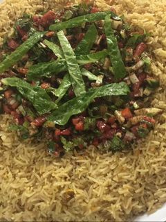 صورة لوصفة الرز البخاري مع سلطة السماق