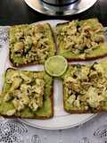 Pan tostado rellenos de aguacate y huevos revueltos