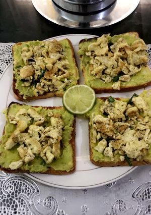 Una foto de Pan tostado rellenos de aguacate y huevos revueltos