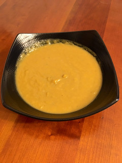 Une photo de Velouté de patate douce, curry et lait de coco