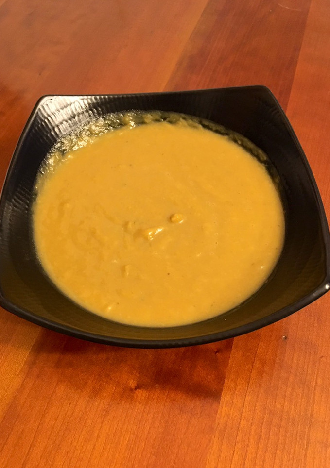 Une photo de Velouté de patate douce, curry et lait de coco