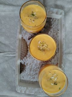 मॅंगो मिल्कशेक (mango milkshake recipe in marathi) रेसिपी चे मुख्य फोटो