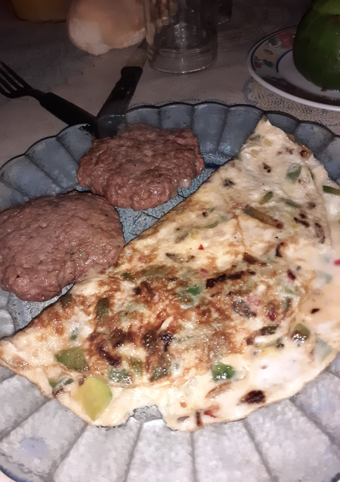 Una foto de Omelette de zapallitos verdes, morrón y cebolla😋