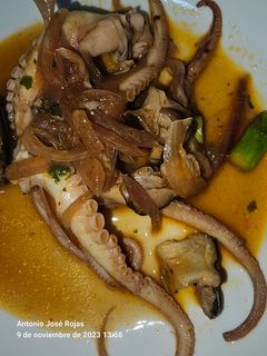 Una foto de Pulpo con llanega negra y gambas cocidas con salsa tártara