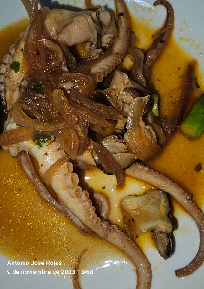 Una foto de Pulpo con llanega negra y gambas cocidas con salsa tártara