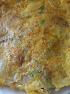 Una foto de Tortilla de calabacín y gambas