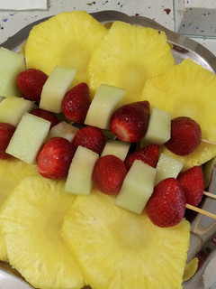 Una foto de Pinchitos de fruta con piña