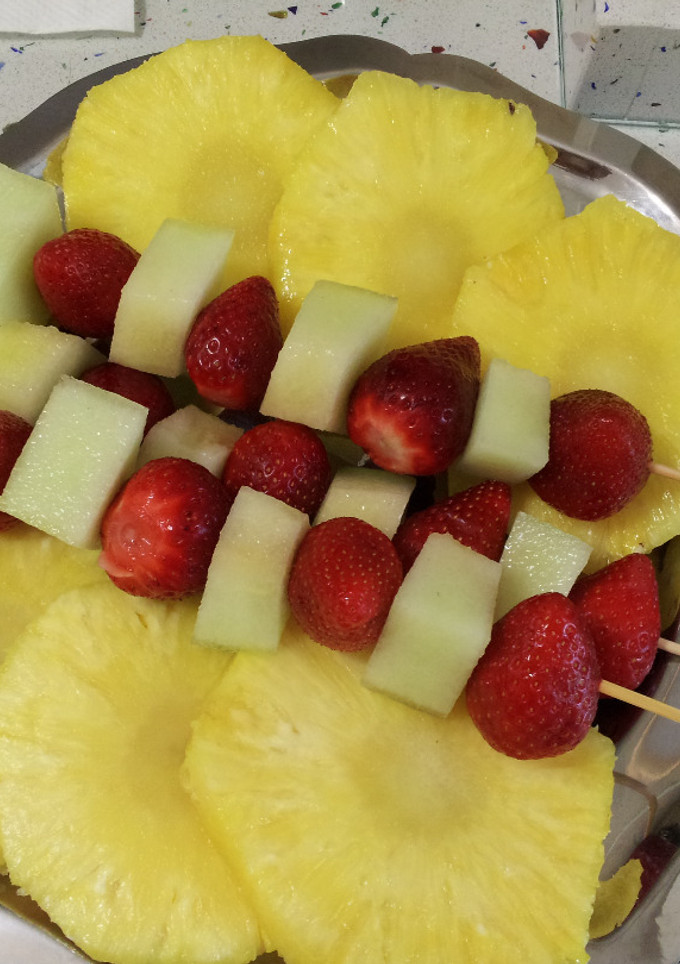 Una foto de Pinchitos de fruta con piña