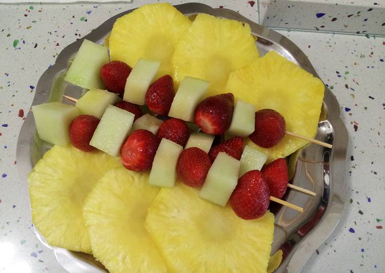 Pinchitos de fruta con piña