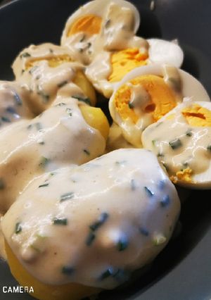 Főtt krumpli 🥔 🥚 metélőhagyma szószal recept fotója