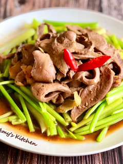 芹菜炒豬心 / 簡單年菜 的食譜成品照片