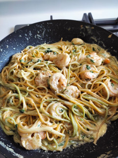 Una foto de Camarones al ajillo con pasta tres