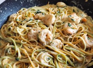 Una foto de Camarones al ajillo con pasta tres