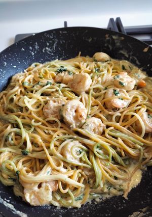 Una foto de Camarones al ajillo con pasta tres