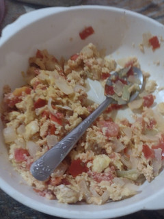 Una foto de Tacos de huevos con jitomate y cebolla🍅🧅