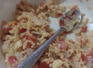 Una foto de Tacos de huevos con jitomate y cebolla🍅🧅