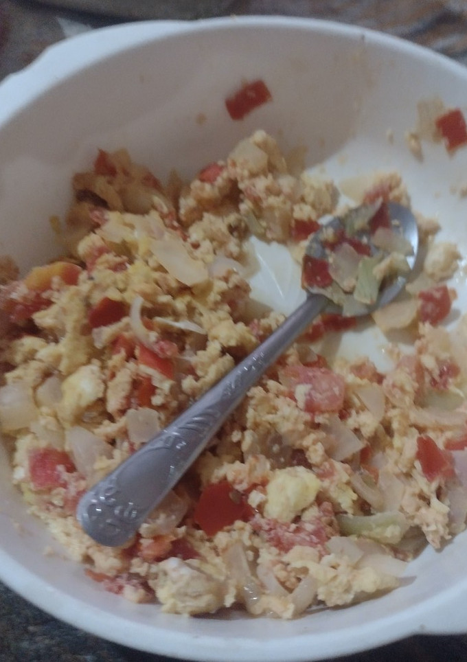 Una foto de Tacos de huevos con jitomate y cebolla🍅🧅