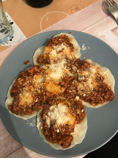 Una foto de Sorrentinos de jamón, muzzarella y ricota