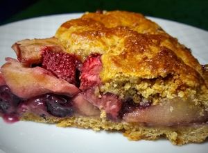 Una foto de Galette (torta) de frutas🍎🍓🍒🍐
