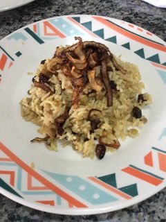 Foto de Mojardara (arroz com lentilha e cebola frita)
