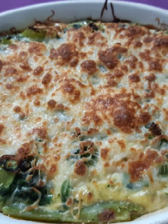 Una foto de Pastel ligero de verduras y trucha