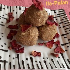 A picture of Jowar ladoo.