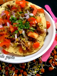 स्प्राउट्स पापड़ चाट (sprouts papad chaat recipe in Hindi) रेसिपी मुख्य फोटो