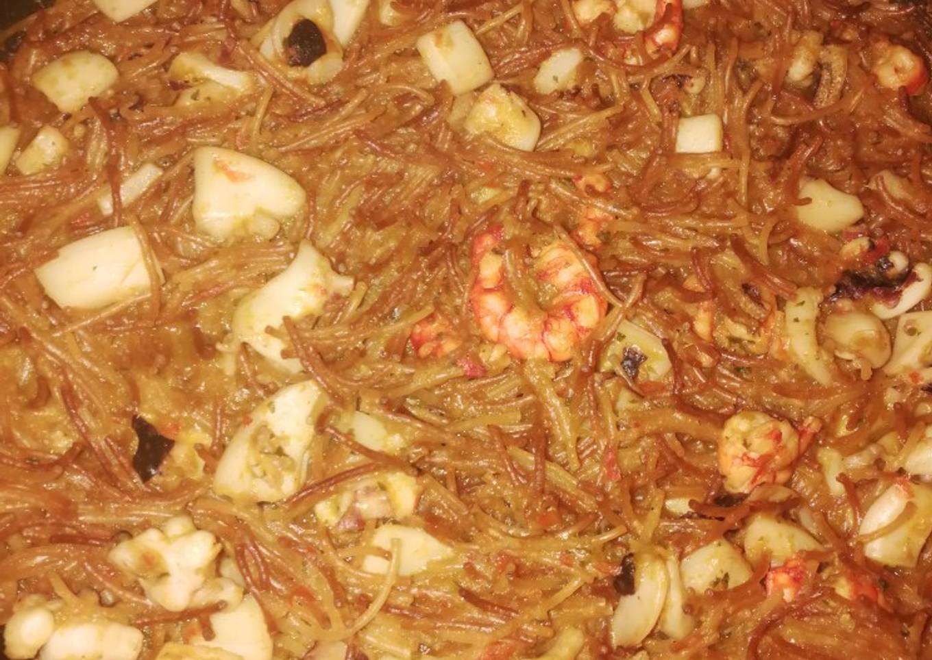 Fideuá de sepia y gamba pelada