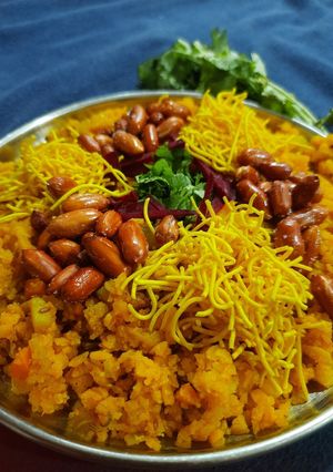 બટાકા પૌવા (Bataka Poha Recipe In Gujarati) રેસીપી મુખ્ય ફોટો