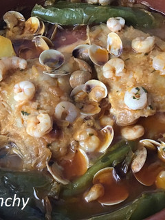 Una foto de Fogonero con almejas y gambas en cazuela de barro
