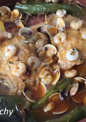 Una foto de Fogonero con almejas y gambas en cazuela de barro