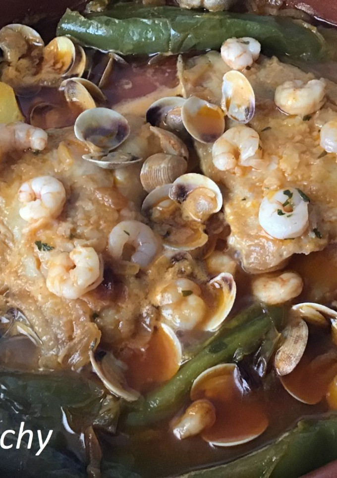 Una foto de Fogonero con almejas y gambas en cazuela de barro