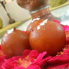 A picture of Gulab Jamun.