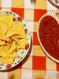 Guacamole e salsa piccante con nachos