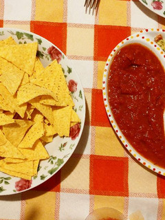 Foto di Guacamole e salsa piccante con nachos