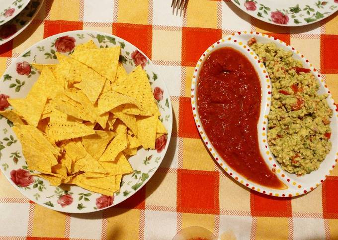 Guacamole e salsa piccante con nachos