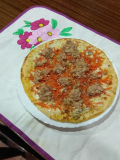 Una foto de Pizza de queso Mozzarella con atún y zanahoria