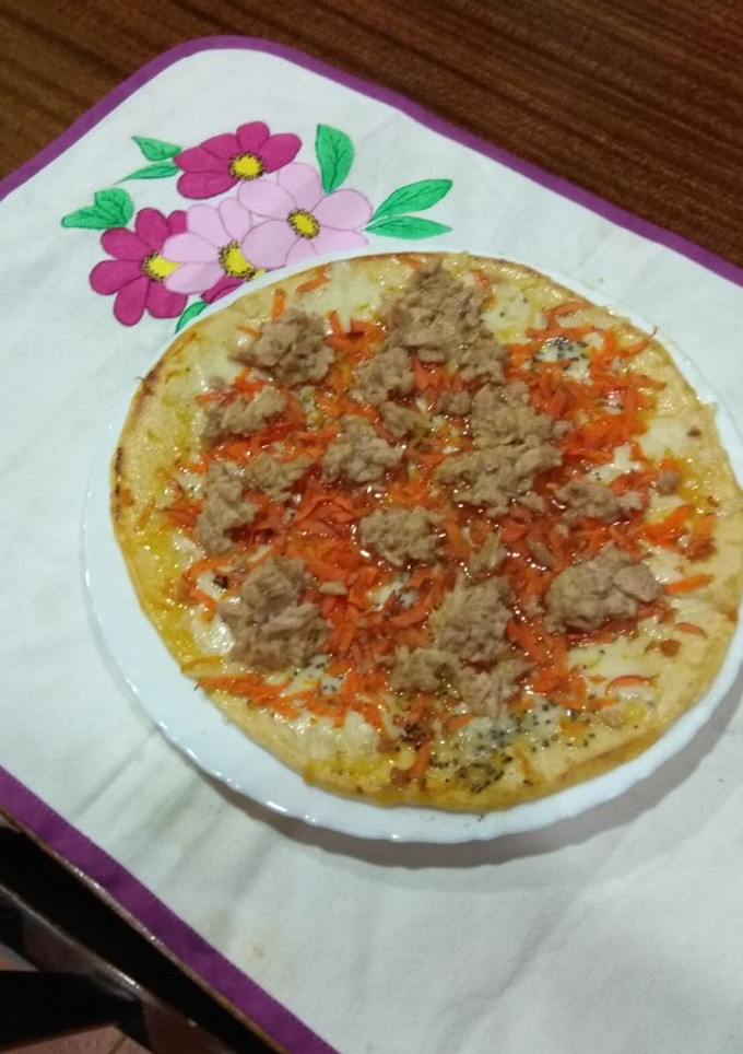 Una foto de Pizza de queso Mozzarella con atún y zanahoria