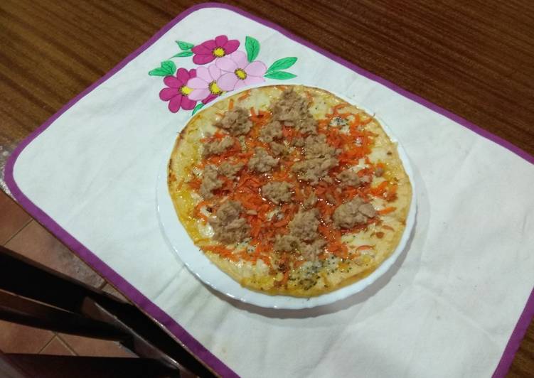 Pizza de queso Mozzarella con atún y zanahoria
