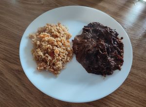Una foto de Pollo con Mole y arroz rojo